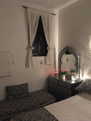 1 chambre, fer et planche à repasser, accès au Wi-Fi (inclus)