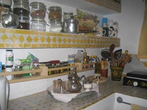 Réfrigérateur, un four, surface de cuisson, cafetière-théière