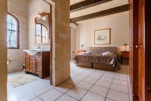 3 chambres, coffres-forts dans les chambres, bureau