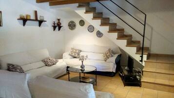 Een televisie, een open haard en een dvd-speler