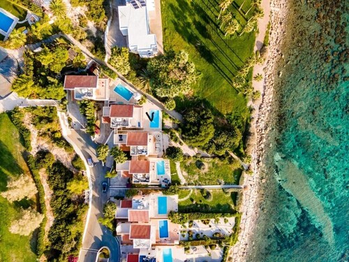 Stunning 3 bed 3 bath front line villa in  the heart of Coral Bay