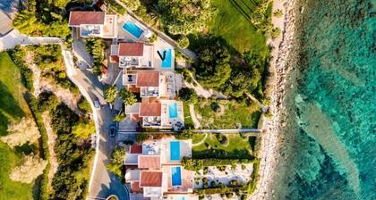 Stunning 3 bed 3 bath front line villa in the heart of Coral Bay