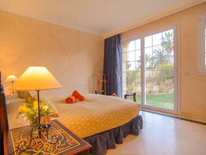 4 bedrooms, iron/ironing board, free WiFi, bed sheets