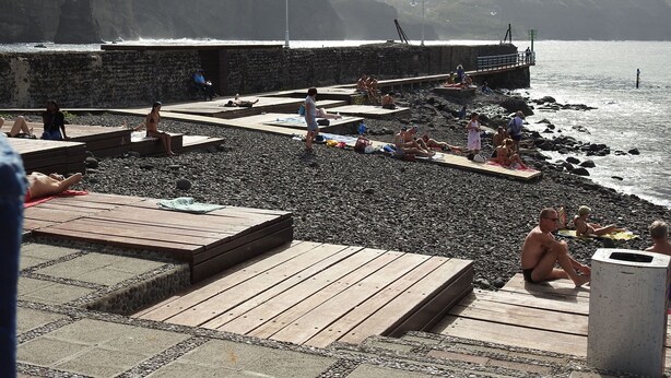 A rocky beach with wooden platforms and a pier extending into the water. - Country house with heated swimming pool for exclusive use between the sea and the mountains.  (Lomo de San Pedro)