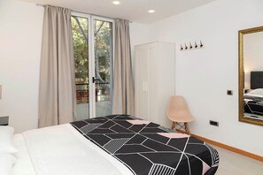 3 bedrooms, iron/ironing board, travel cot, free WiFi - Modern and Ideal for Families in Barcelona Eixample (Barcelona)