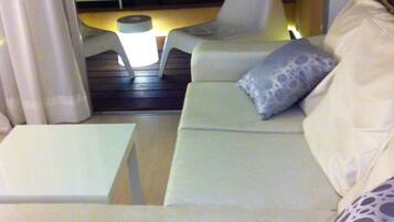 Tv, dvd-afspiller, kontorer, computerskærme