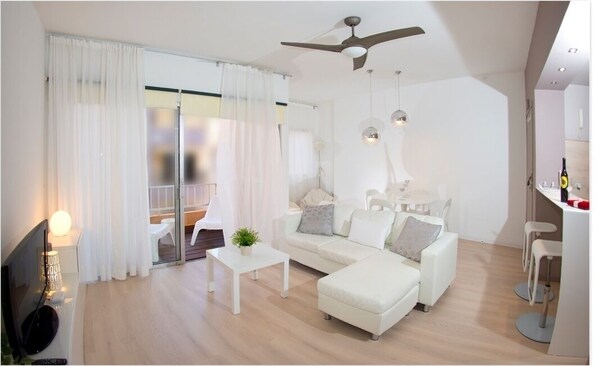 Televisión, reproductor de DVD, oficina y monitor de computadora 