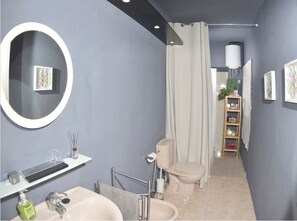 Tina, amenidades de baño gratuitas, secadora de cabello, toallas 