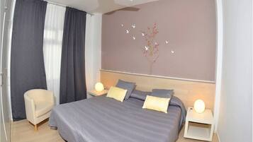 2 makuuhuonetta, tallelokero huoneessa, työpöytä, silitysrauta/-lauta