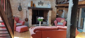 Fernseher, Kamin, DVD-Player