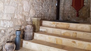 A stone staircase with a red cloth hanging on the wall. - Charming holiday cottage in the heart of the Périgord Noir (Plazac)