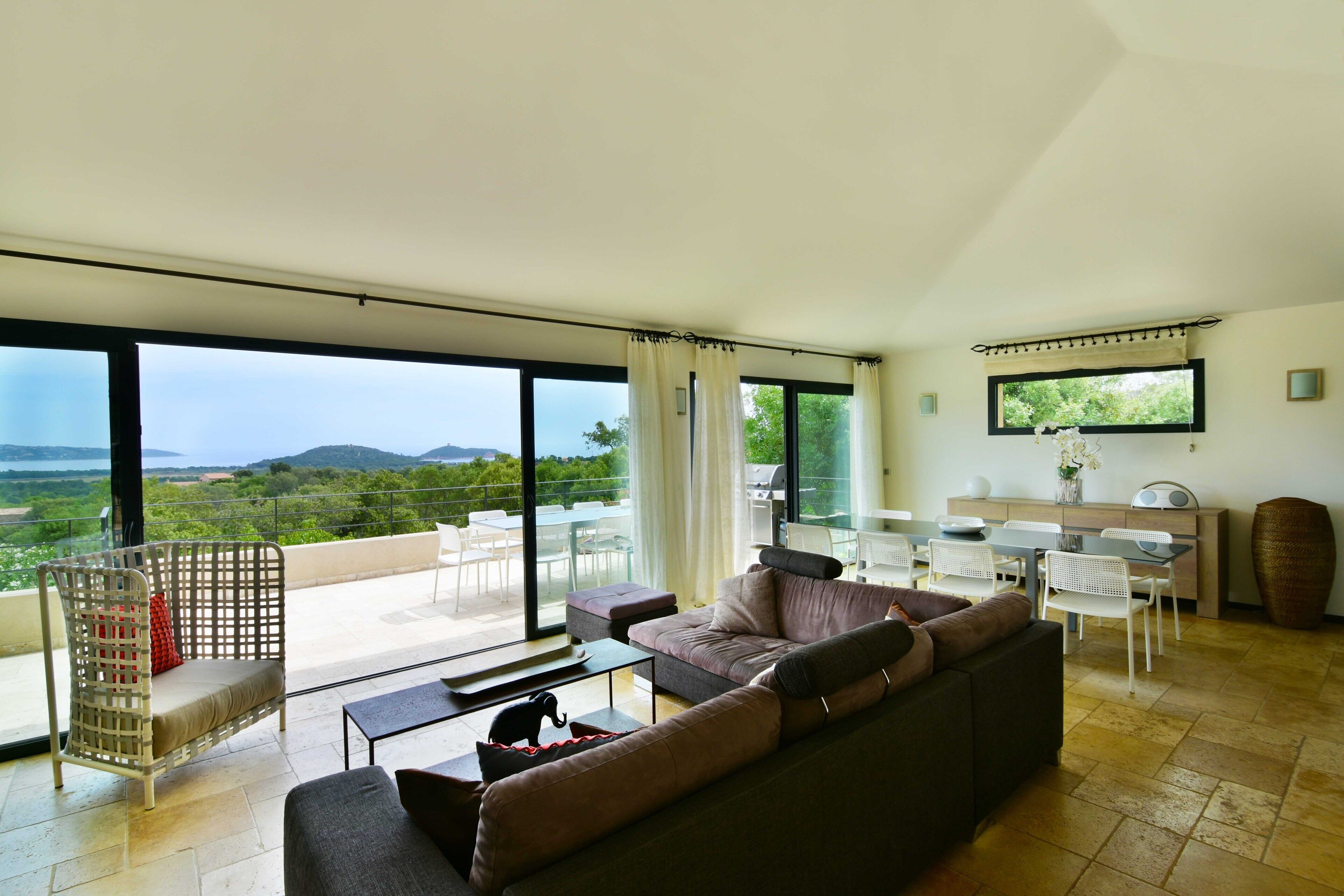 TV connectée, jeux vidéo, lecteur de DVD, livres