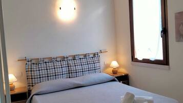 2 Schlafzimmer, Zimmersafe, Schreibtisch, Bügeleisen/Bügelbrett