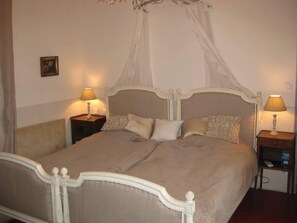 4 bedrooms, in-room safe, desk, iron/ironing board