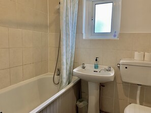 Huis, 3 slaapkamers | Badkamer | Een bad/douchecombinatie, een haardroger, pantoffels, handdoeken