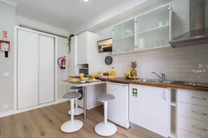 Refrigerador, microondas, parrilla de estufa y lavavajillas 