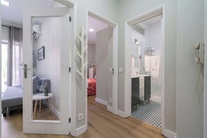 2 habitaciones, tabla de planchar con plancha, wifi y ropa de cama 