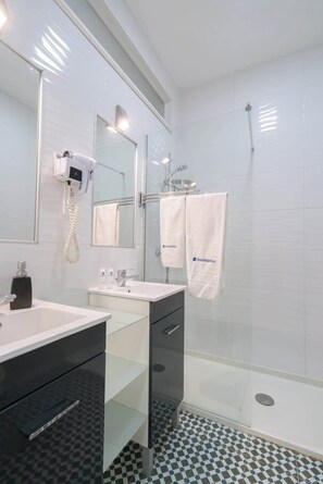 Shower, hair dryer, towels, shampoo - Modern Flat w/ Stunning Terrace by HostWise (Porto)