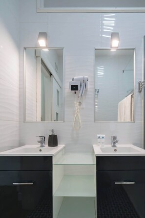 Regadera, secadora de cabello, toallas 