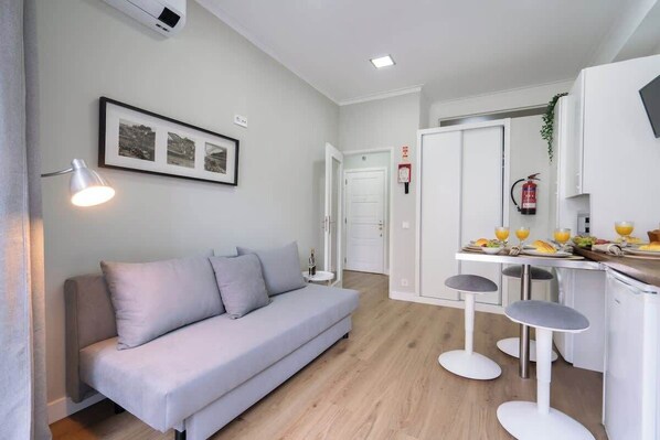 TV, offices - Modern Flat w/ Stunning Terrace by HostWise (Porto)
