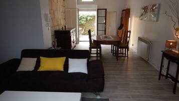 Télévision, lecteur de DVD, livres, espaces bureaux