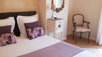 3 chambres, bureau, fer et planche Ă repasser, lit parapluie