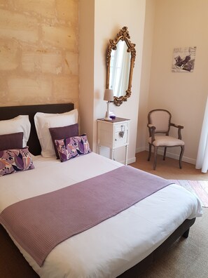 3 bedrooms, desk, iron/ironing board, travel cot