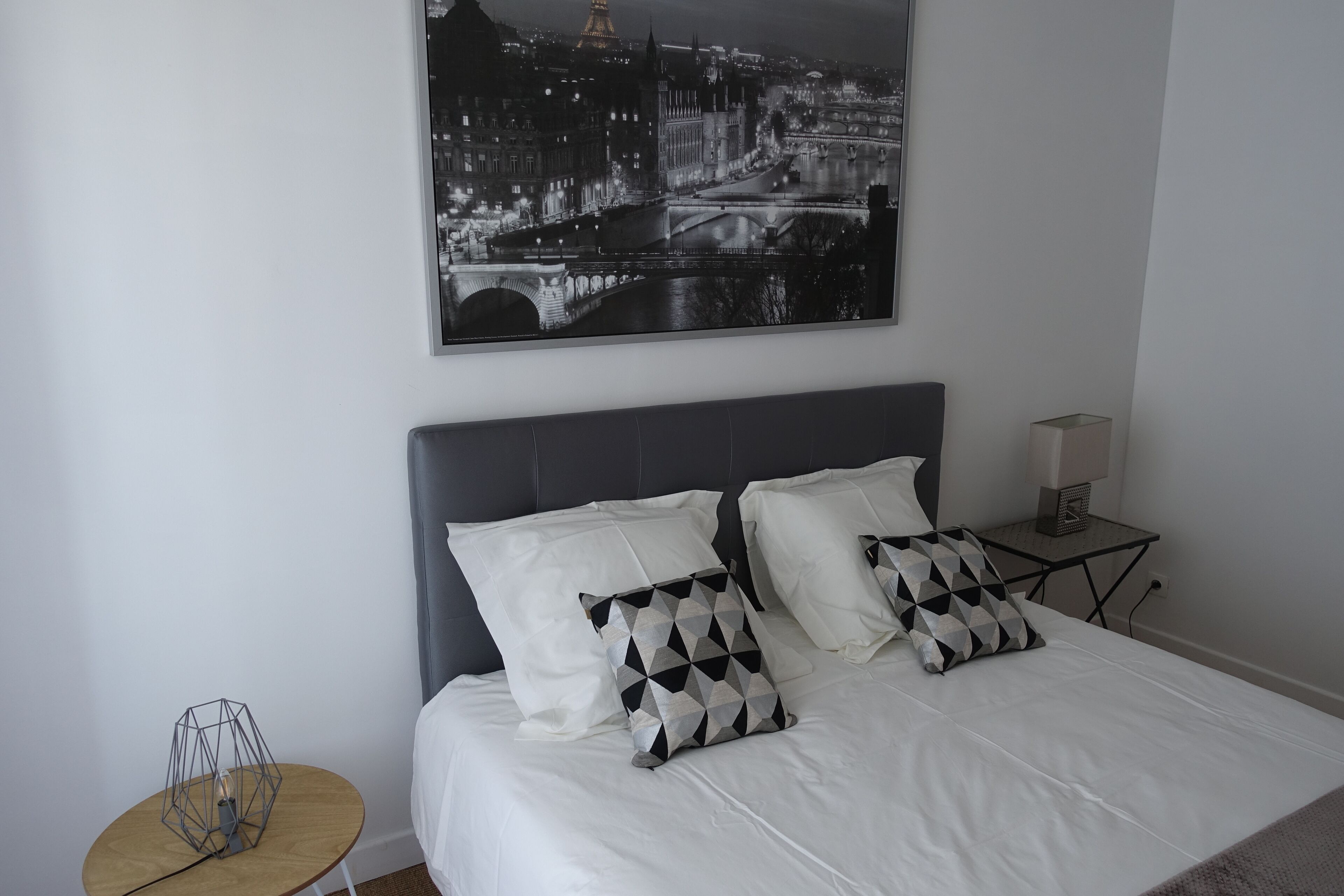 3 slaapkamers, een bureau, een strijkplank/strijkijzer, reisbedje