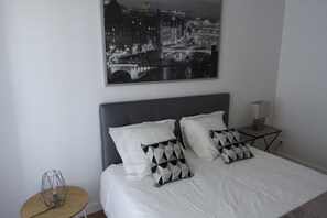 3 bedrooms, desk, iron/ironing board, travel cot