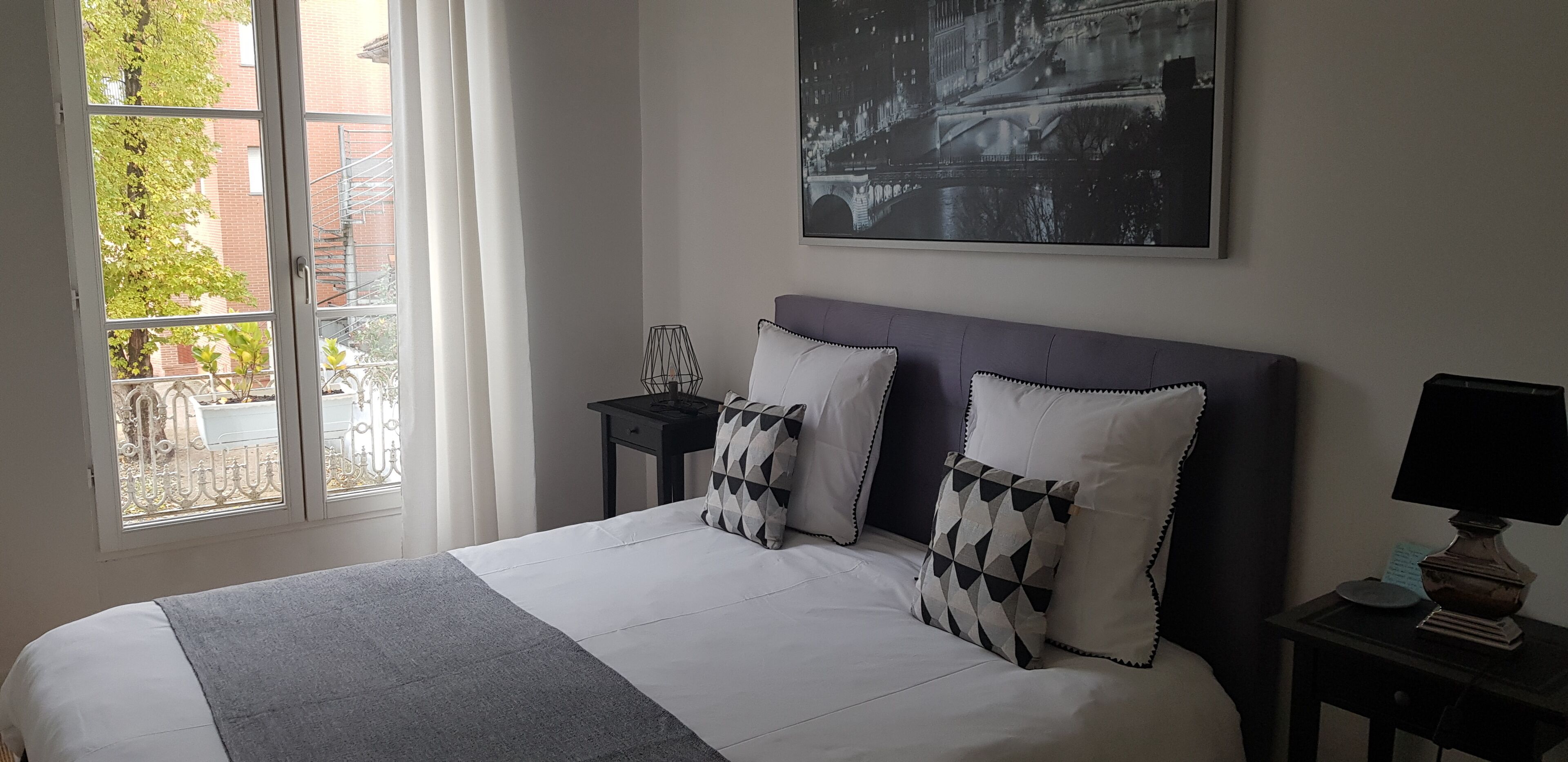 3 slaapkamers, een bureau, een strijkplank/strijkijzer, reisbedje