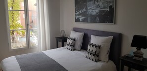 3 slaapkamers, een bureau, een strijkplank/strijkijzer, reisbedje