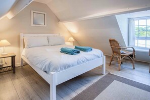 4 slaapkamers, een strijkplank/strijkijzer, reisbedje, gratis wifi