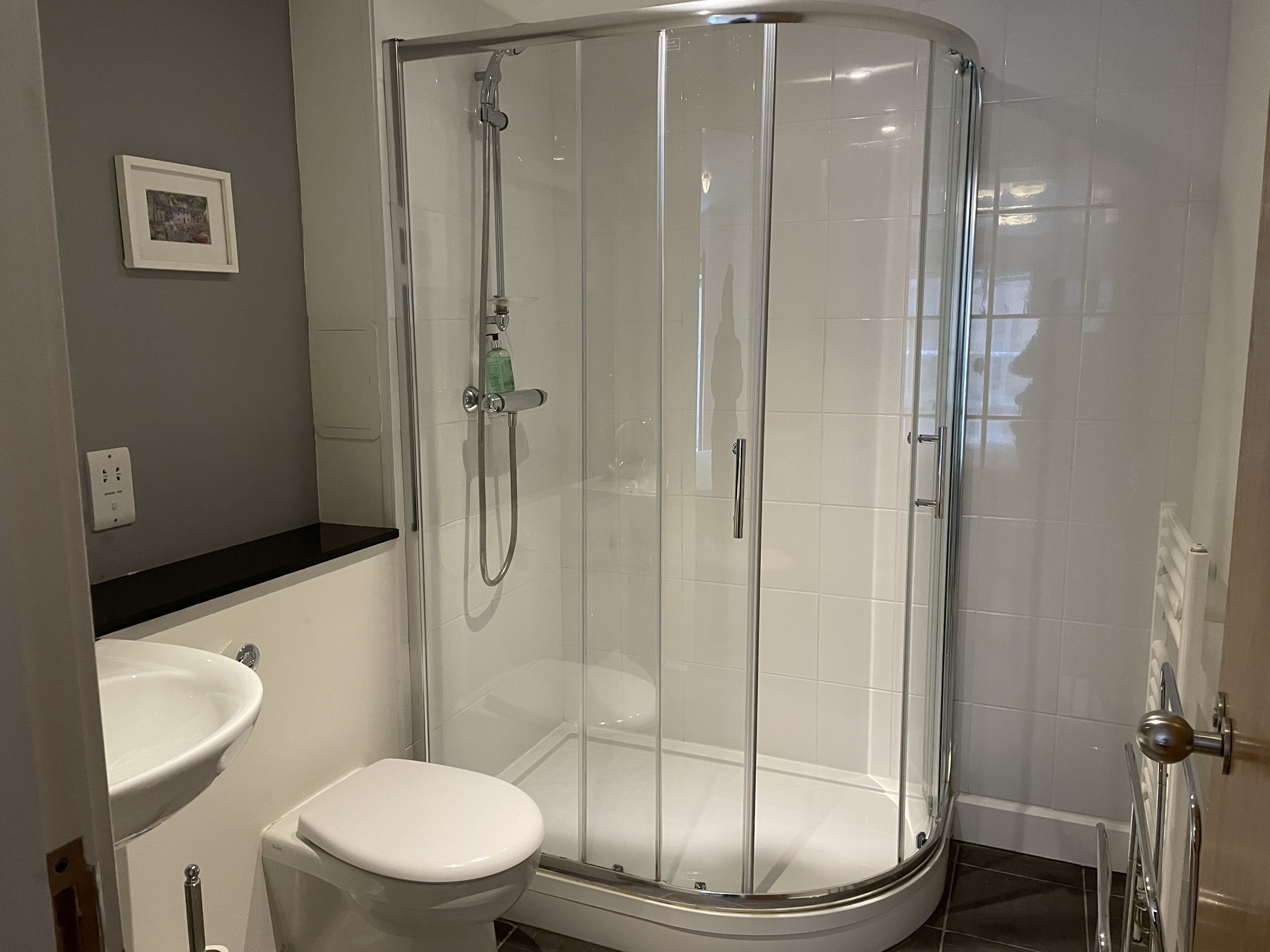 Baignoire, articles de toilette gratuits, sèche-cheveux