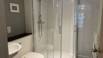 Baignoire, articles de toilette gratuits, sĂšche-cheveux