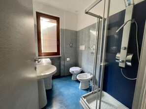 Regadera, bidet, toallas