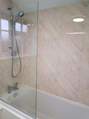 Ensemble baignoire-douche, séchoir à cheveux, serviettes fournies