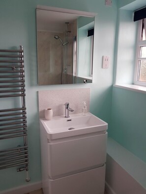 Combined shower/bathtub, hair dryer, towels, toilet paper