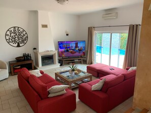 Smart-TV, Kamin, Bücher, Stereoanlage
