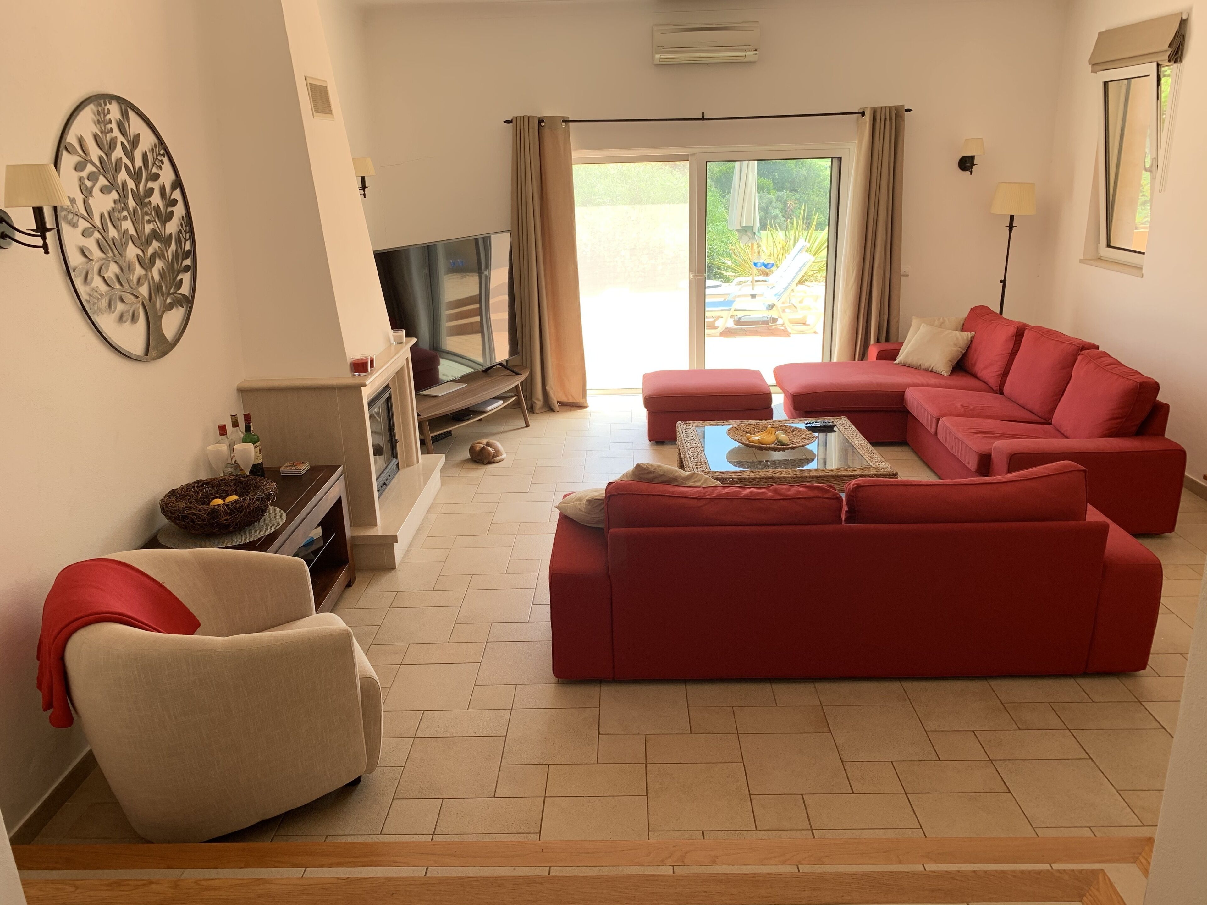 Smart TV, fireplace, books, stereo