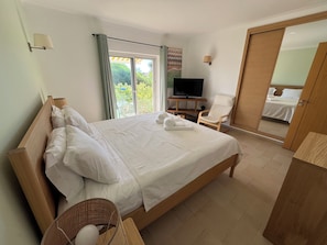 3 chambres, fer et planche à repasser, lit parapluie, Wi-Fi gratuit