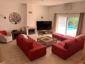 Smart TV, fireplace, books, stereo - Large private detached three bedroom villa with heated infinity swimming pool (Carvoeiro)