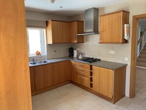 Coffee/tea maker, fridge, microwave, oven - Large private detached three bedroom villa with heated infinity swimming pool (Carvoeiro)