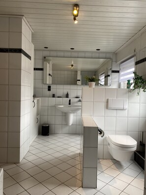 Kombination af bruser/badekar, hårtørrer, håndklæder, Toiletpapir