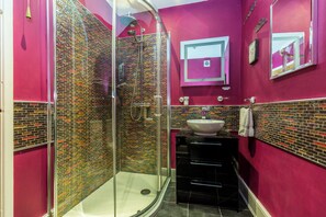 Douche, sèche-cheveux, serviettes fournies, savon