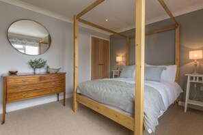 4 عدّة غرف نوم وخدمة الإنترنت وملاءات أسرّة