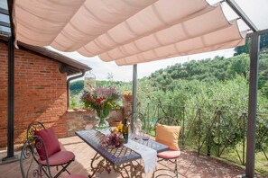 Outdoor dining - Romantic farmhouse villa in Lucca to sleep 5 guests with private pool and wi-fi (Aquilea)