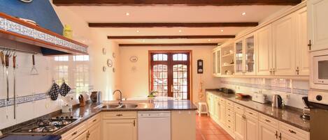 Køleskab, mikrobølgeovn, ovn, kogeplade