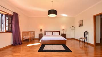 5 bedrooms, iron/ironing board, free WiFi, bed sheets