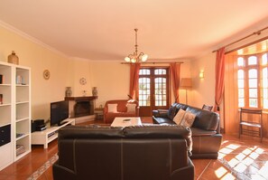 Smart TV, chimenea, reproductor de DVD y futbolito 