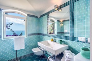 Shower, hair dryer, bidet, towels